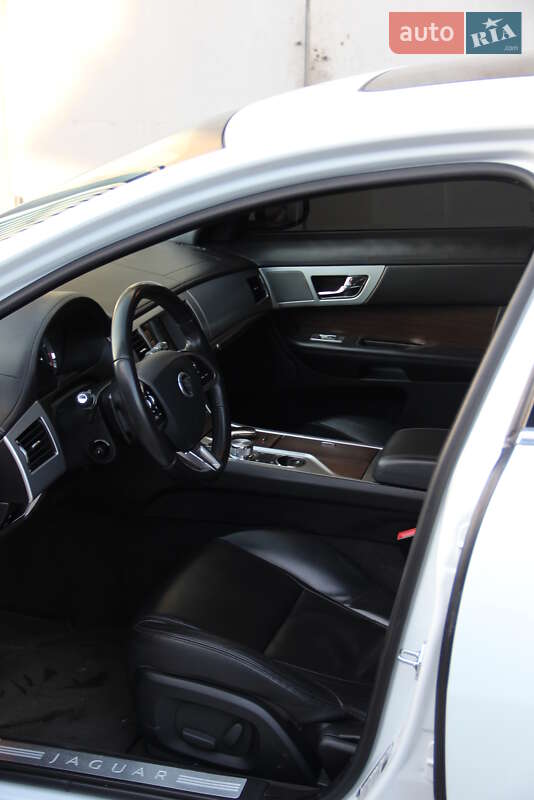 Седан Jaguar XF 2013 в Покровске
