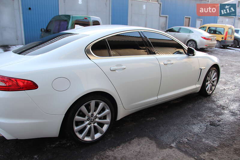 Седан Jaguar XF 2013 в Покровске