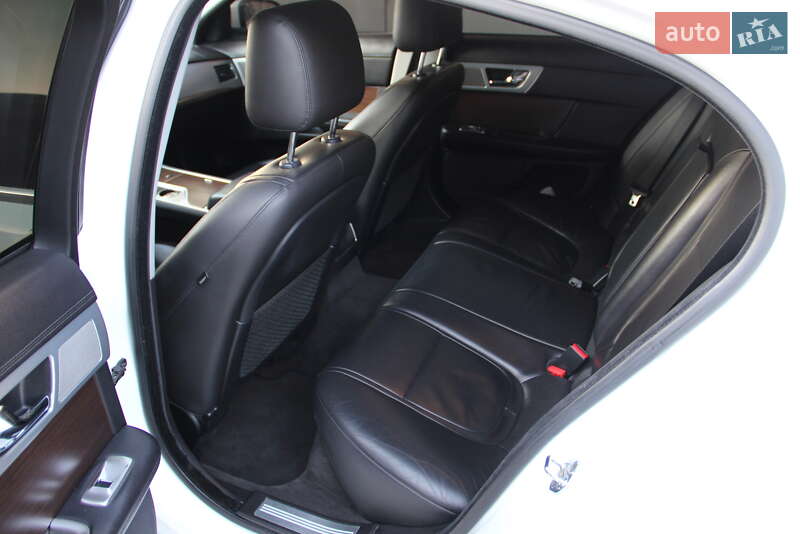 Седан Jaguar XF 2013 в Покровске
