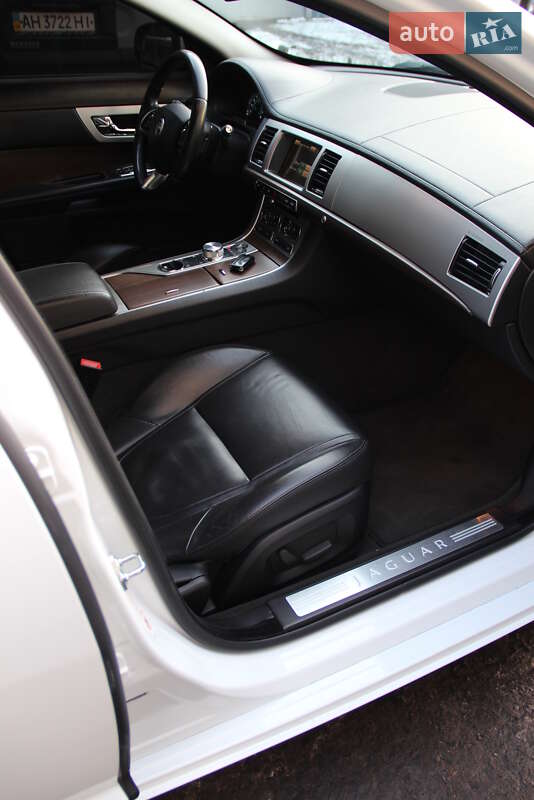 Седан Jaguar XF 2013 в Покровске