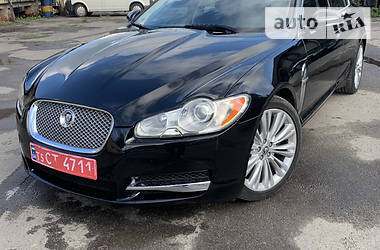 Седан Jaguar XF 2010 в Киверцах