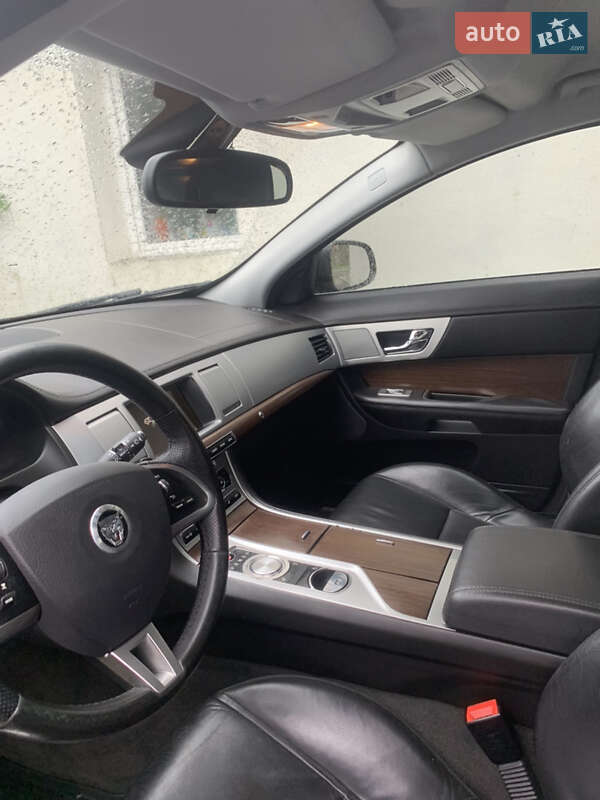 Седан Jaguar XF 2013 в Львове