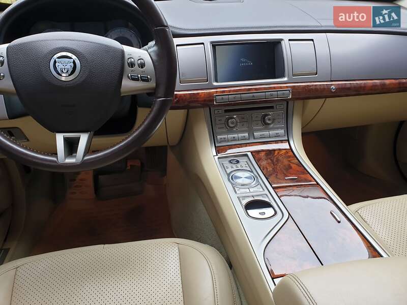 Седан Jaguar XF 2010 в Фастове