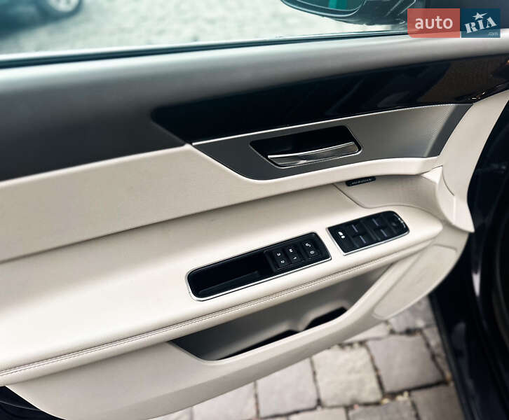 Седан Jaguar XF 2016 в 