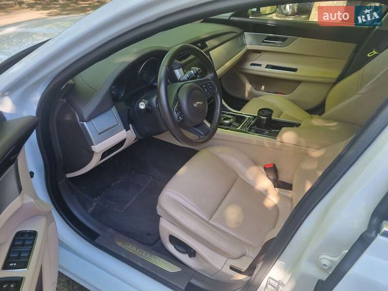 Седан Jaguar XF 2016 в Киеве