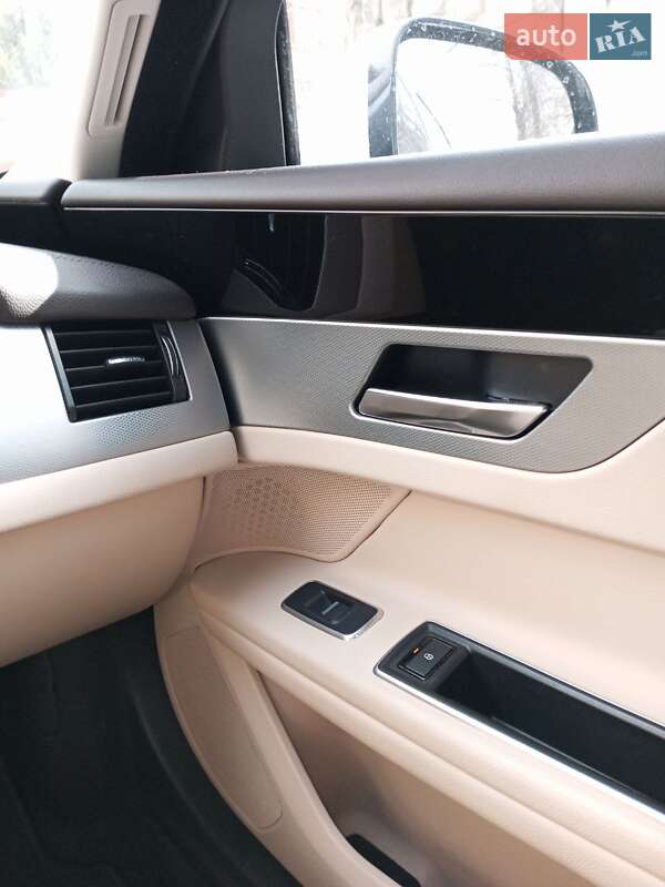 Седан Jaguar XF 2016 в Києві
