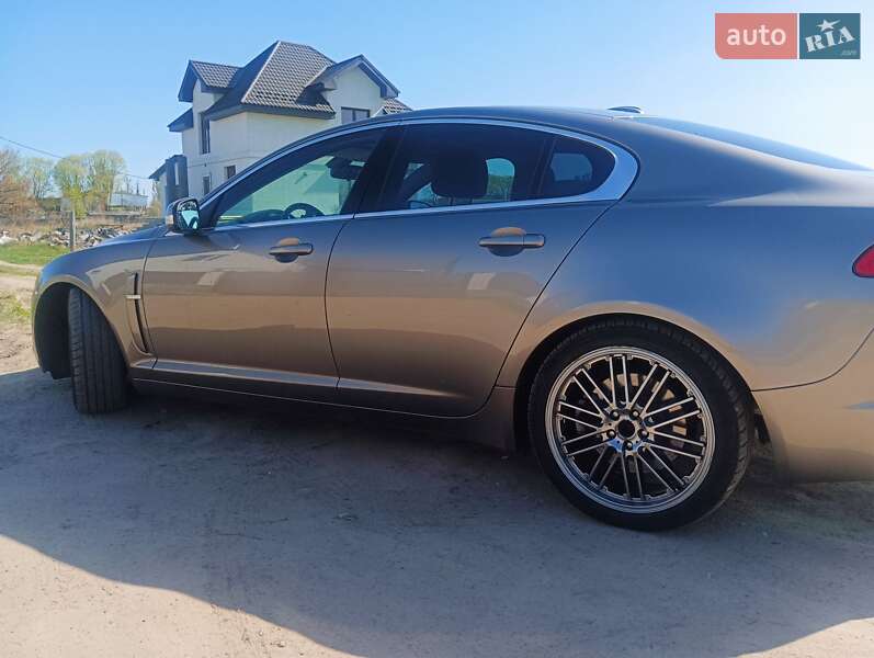 Седан Jaguar XF 2008 в Радомышле