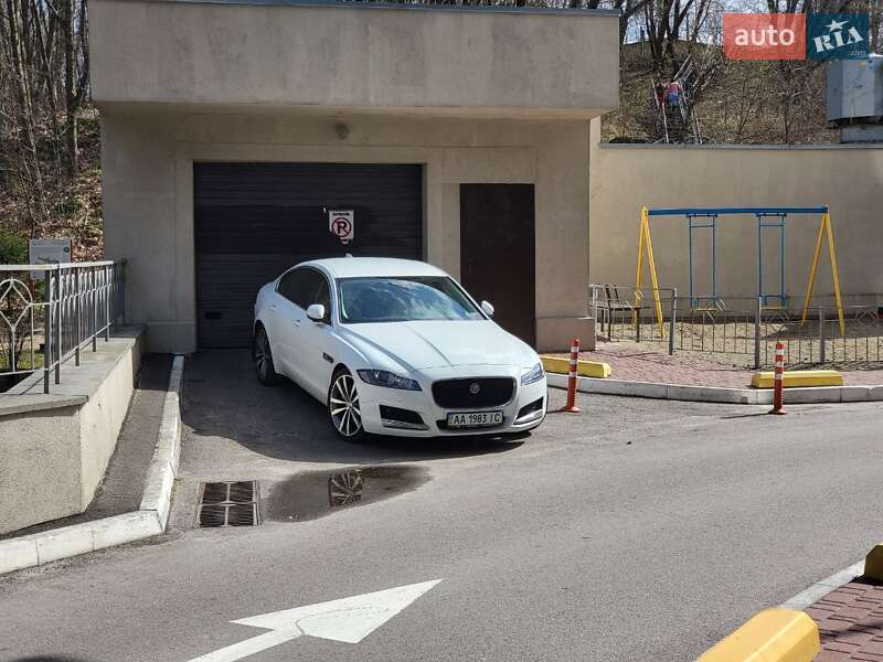Седан Jaguar XF 2016 в Киеве