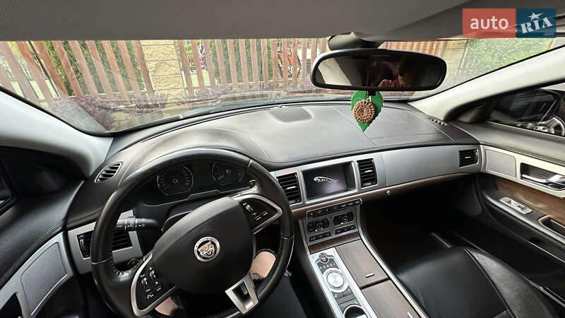 Седан Jaguar XF 2013 в Дніпрі