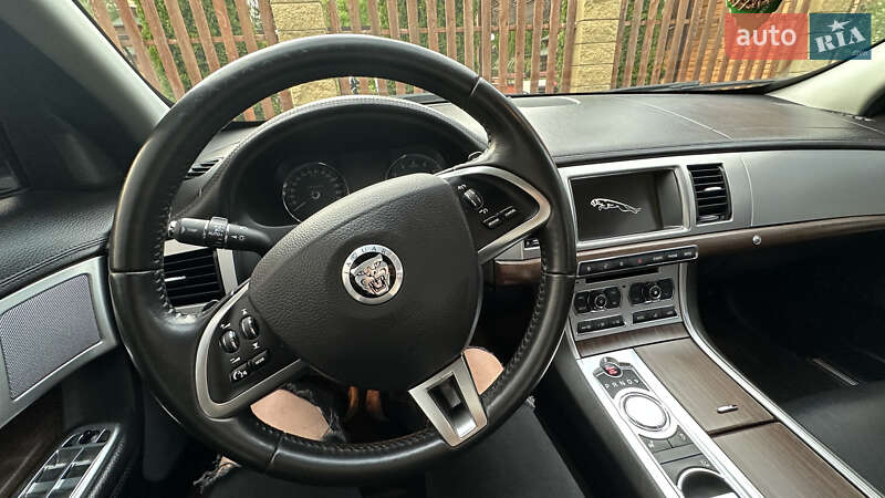 Седан Jaguar XF 2013 в Дніпрі