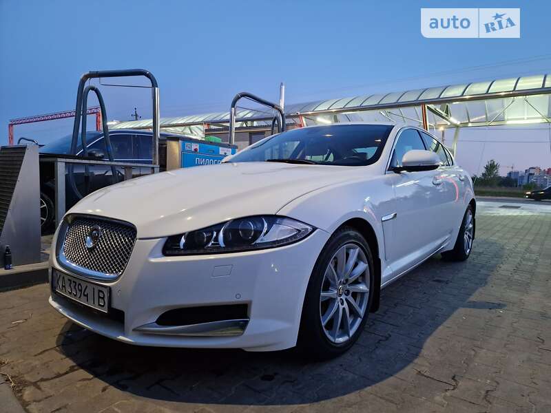 Седан Jaguar XF 2013 в Бучі