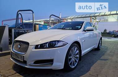 Седан Jaguar XF 2013 в Бучі