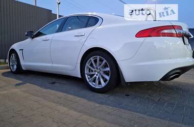 Седан Jaguar XF 2013 в Бучі