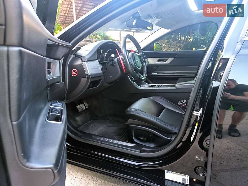 Седан Jaguar XF 2015 в Тячеві