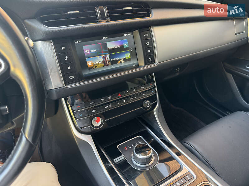 Седан Jaguar XF 2016 в Полтаві