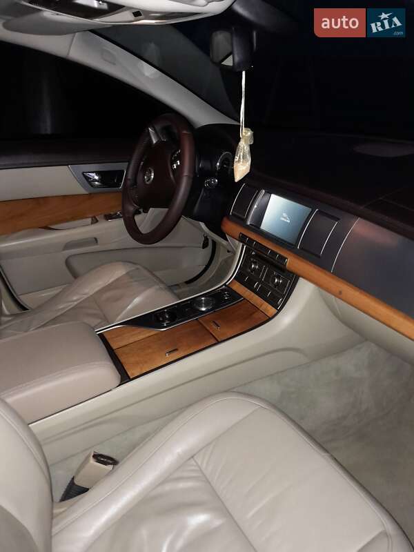 Седан Jaguar XF 2009 в Казатине