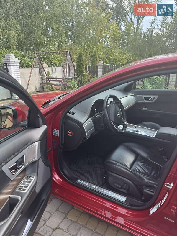 Седан Jaguar XF 2013 в Черновцах