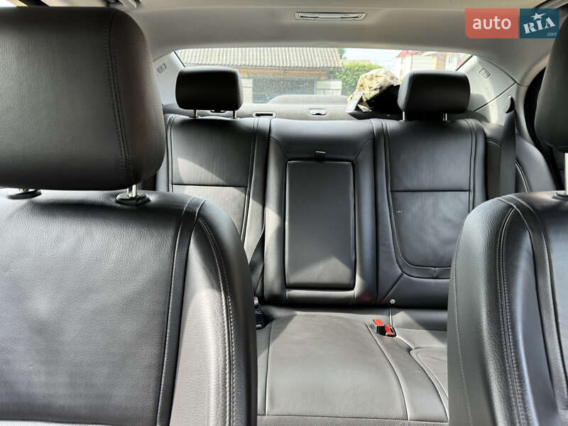 Седан Jaguar XF 2013 в Черновцах