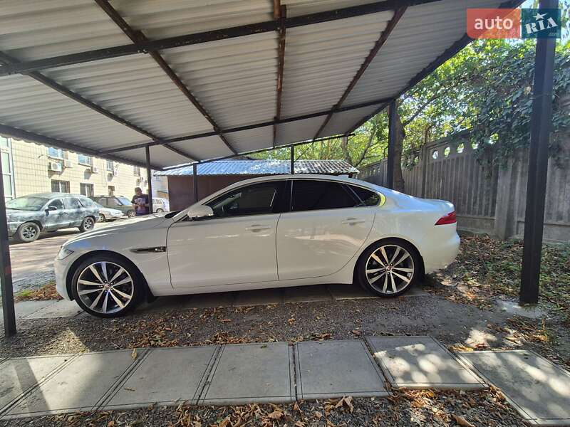 Седан Jaguar XF 2016 в Киеве