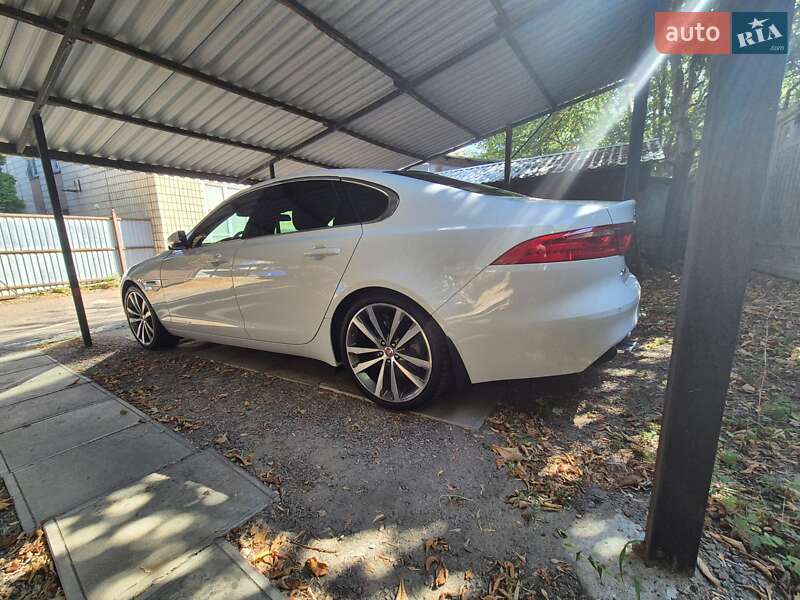 Седан Jaguar XF 2016 в Киеве