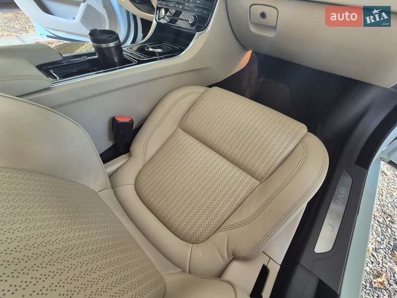 Седан Jaguar XF 2016 в Киеве