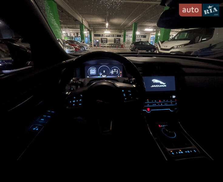 Седан Jaguar XF 2016 в Киеве