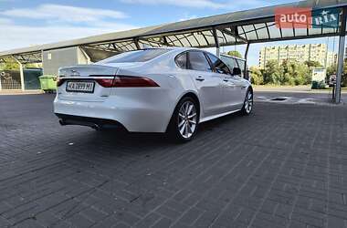 Седан Jaguar XF 2016 в 