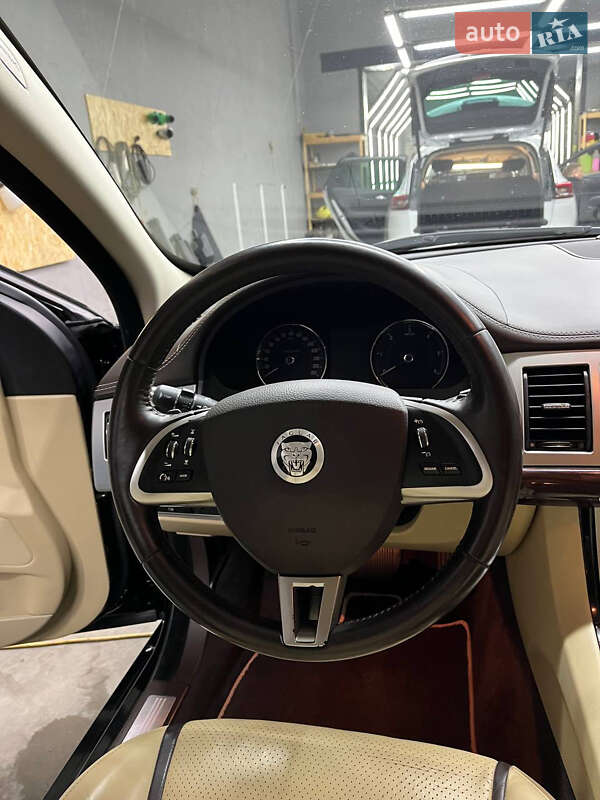 Седан Jaguar XF 2012 в Камне-Каширском