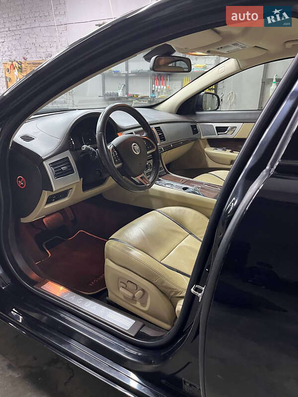 Седан Jaguar XF 2012 в Камне-Каширском