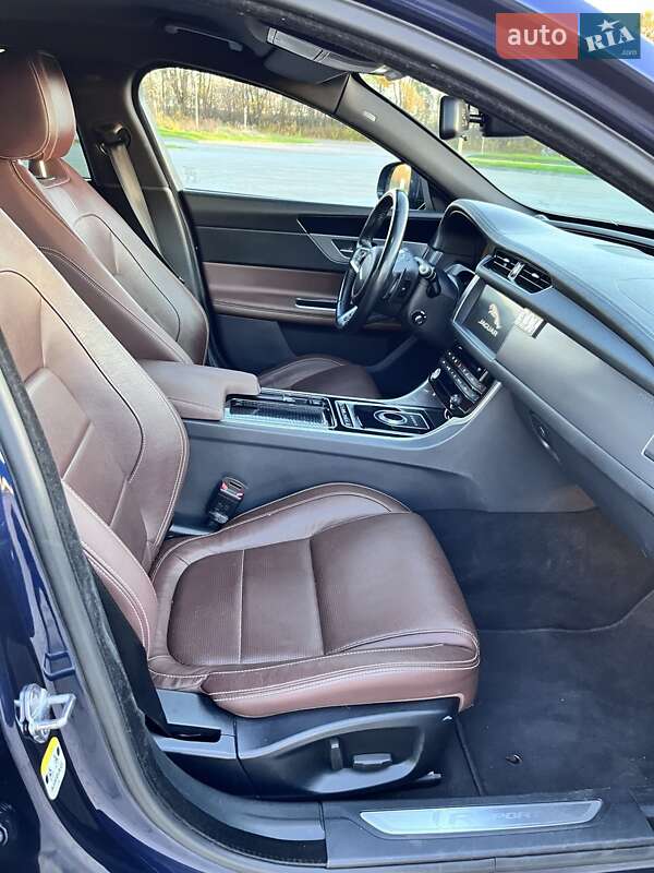 Седан Jaguar XF 2016 в Радивиліві