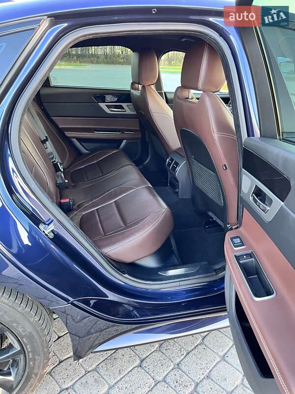 Седан Jaguar XF 2016 в Радивиліві