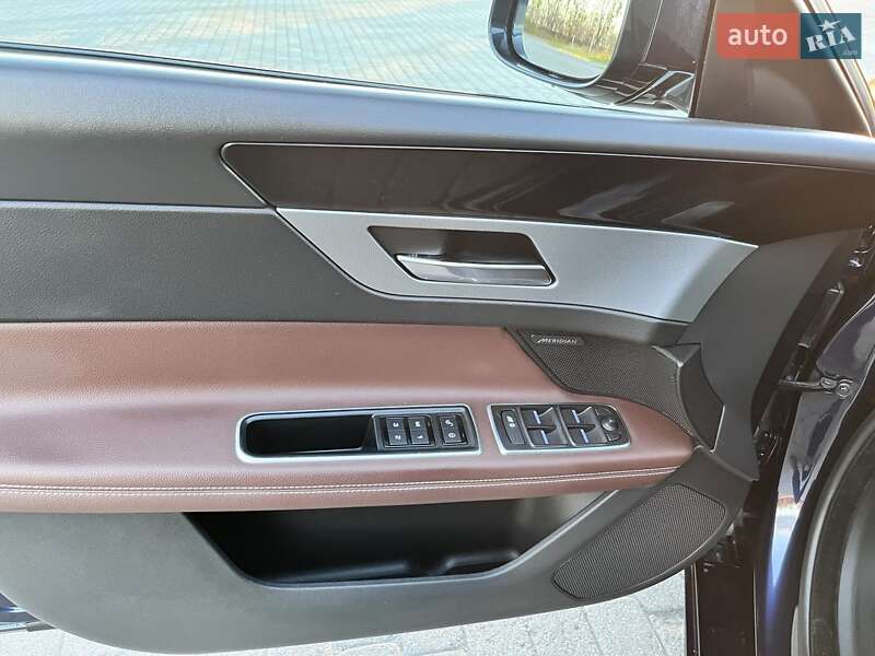 Седан Jaguar XF 2016 в Радивиліві