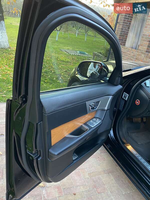 Седан Jaguar XF 2010 в Мукачевому