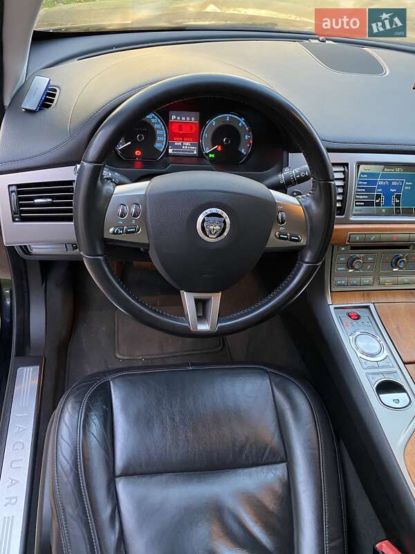 Седан Jaguar XF 2010 в Мукачевому