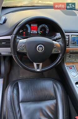 Седан Jaguar XF 2010 в 