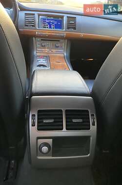 Седан Jaguar XF 2010 в 