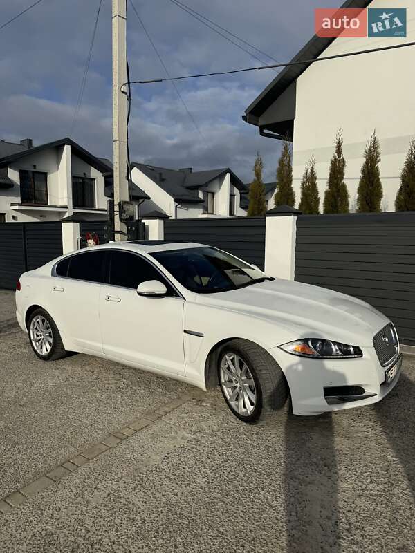 Седан Jaguar XF 2015 в Львові