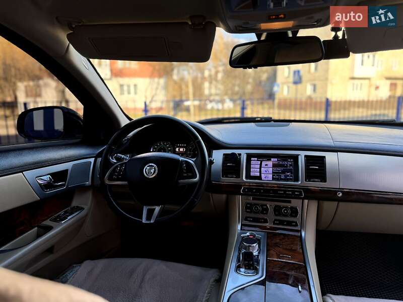 Седан Jaguar XF 2012 в Калуше