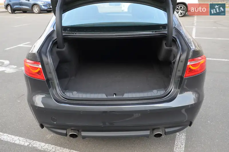 Седан Jaguar XF 2019 в 