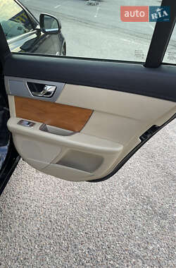 Седан Jaguar XF 2012 в 