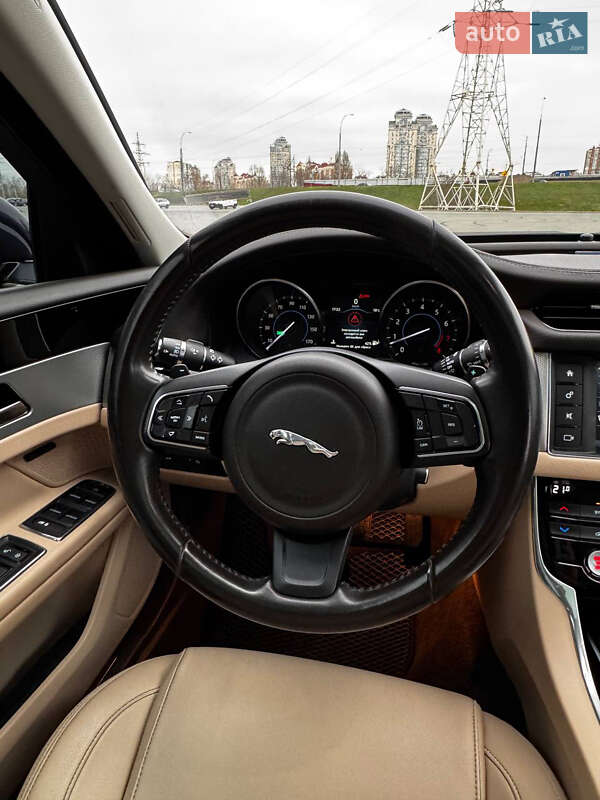 Седан Jaguar XF 2016 в Киеве
