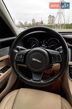 Седан Jaguar XF 2016 в 