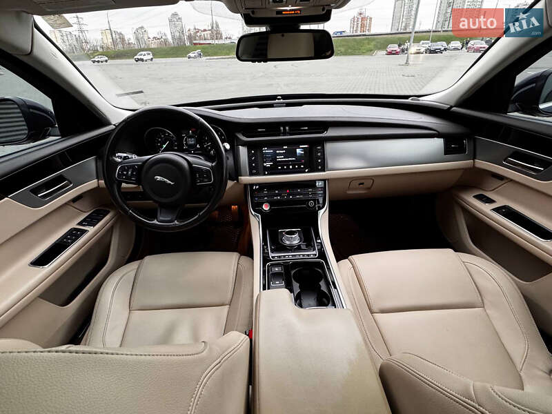 Седан Jaguar XF 2016 в Киеве