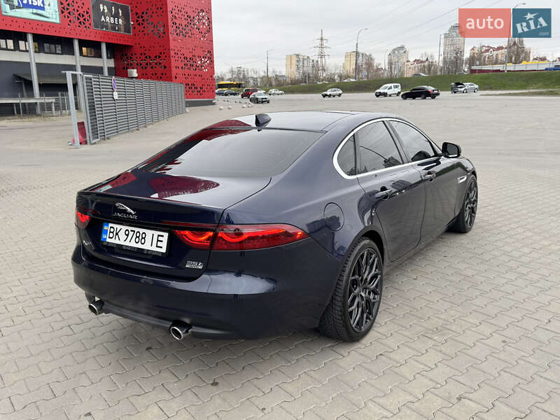 Седан Jaguar XF 2016 в Киеве