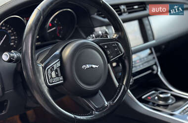 Седан Jaguar XF 2016 в 