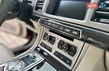 Седан Jaguar XF 2012 в 