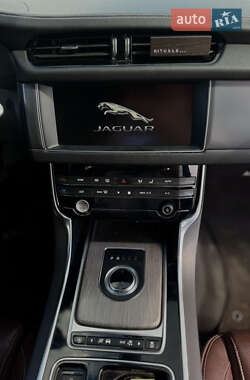 Седан Jaguar XF 2017 в Львові