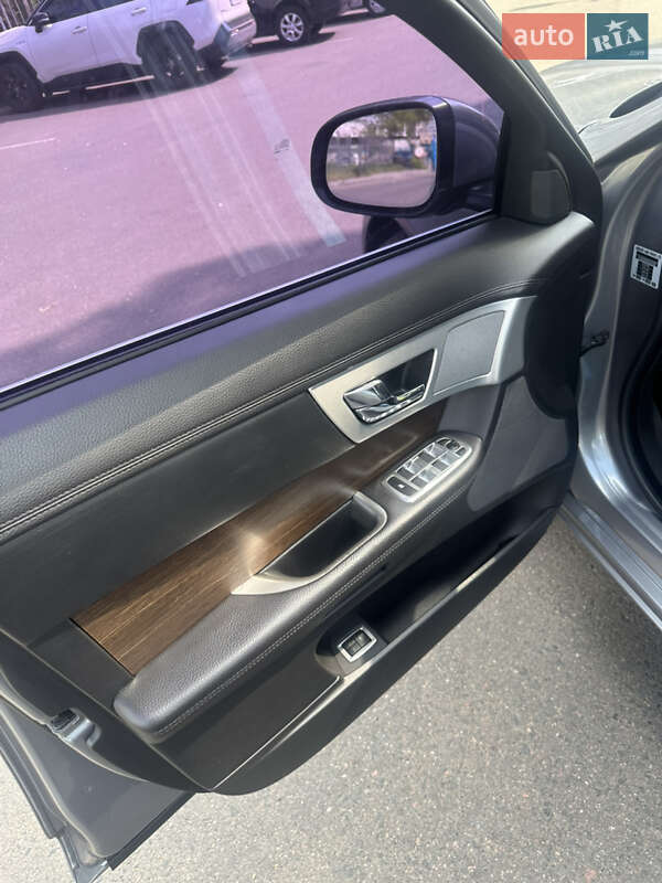 Седан Jaguar XF 2014 в Одесі