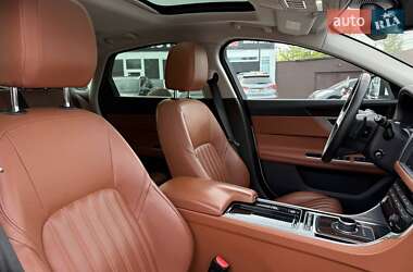 Седан Jaguar XF 2017 в 