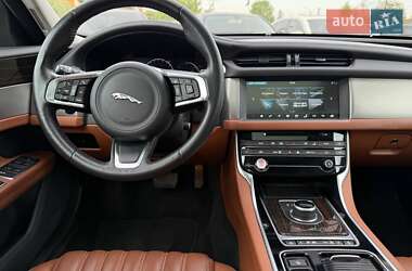 Седан Jaguar XF 2017 в 